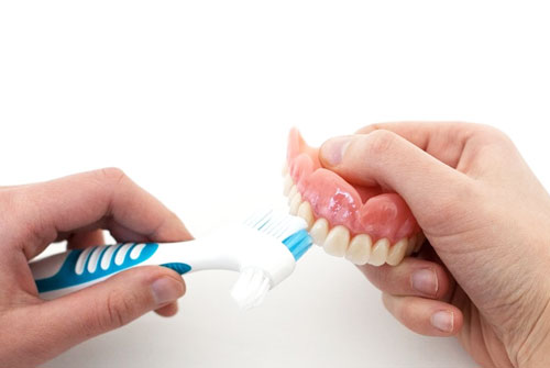 Зубная щетка для чистки протезов